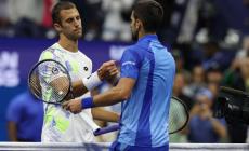Us Open, Djokovic soffre, poi rimonta e vola agli ottavi 