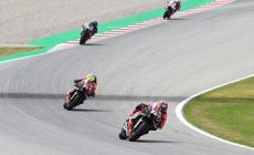 Gp di Barcellona, doppietta Aprilia: primo Espargaro, secondo Vinales. Nessuna frattura per Bagnaia