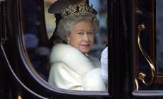 Carlo III ricorda la regina Elisabetta a un anno dalla scomparsa - Foto: anniversario e... merchandising