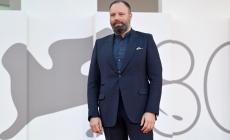 Venezia, “Poor Things” vince il Leone d’Oro. A Garrone la miglior regia. Miglio attore Sarsgaard, miglior attrice Cailee Spaeny - Tutti i premi della Mostra del Cinema