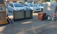 Rifiuti abbandonati  in piazzale Sant'Ilario: le foto di un lettore 