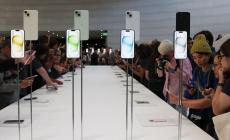 Il nuovo iPhone 15 coster&agrave; fino a 1.199 dollari e ha il caricabatterie unico in linea con le norme Ue - Foto 