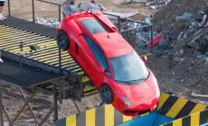 YouTuber butta nel trituratore una Lamborghini da 300.000 euro - Video