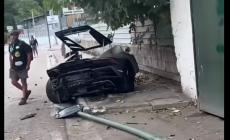 Con la Lamborghini presa a noleggio si schianta contro un muro: l'auto si spezza in due. Illeso - Video