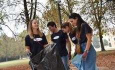 I dipendenti di Lactalis puliscono il Parco Ducale per il "World Cleanup Day"