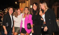 Via Farini chiusa per una notte, cena on the road: il "Peter" festeggia 30 anni. Con l’attenzione verso chi è meno fortunato - Le foto: chi c'era