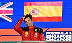 Impresa Ferrari: Sainz vince il Gp di Singapore. "Tutto alla perfezione. Sono al settimo cielo"