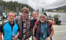 Brad Pitt incontra sulle Dolomiti Mauro Corona: lo scrittore posta una foto con l’attore al lago di Misurina 