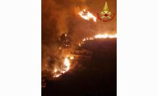 La Sicilia invasa dalle fiamme. Notte di paura a Palermo per gli incendi, residenti sui tetti