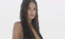 Elodie completamente nuda per il lancio del nuovo singolo... e la Rete va in tilt tra chi l'ammira e chi la insulta. E lei risponde... - Video