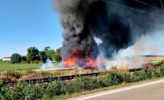 Camion prende fuoco in via Mantova: colonna di fumo visibile da lontano