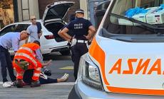 Via d'Azeglio, una signora cade e batte la testa. Soccorsa dalla polizia locale