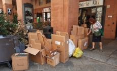 Movida e cartoni,  stona in via Farini  l'esposizione dei  rifiuti