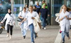 Sparatoria a Rotterdam, la polizia: "Anche la ragazzina è morta: le vittime sono tre". Fermato un uomo in tenuta da combattimento. Un medico italiano: "Abbiamo avuto tanta paura"