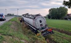  Soragna, camion cisterna finisce fuori strada