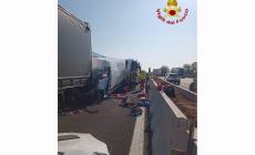 Bruttissimo incidente sull'A1: coinvolti un pullman, un camion e un furgone.  Un morto e un ferito grave.  Autostrada riaperta dopo una lunga chiusura - Video