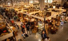 Dal cavatappi-pipistrello al jukebox anni '50: un viaggio nel tempo nella folla al Mercanteinfiera - Le foto - Video: la presentazione