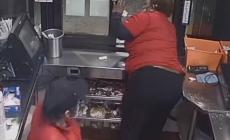 Dipendente del fast food spara al cliente che protestava (violentemente) per delle patatine - Video