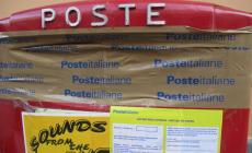 Buche per le lettere chiuse con il nastro &laquo;aziendale&raquo;. Qualcosa bolle in&hellip; Posta