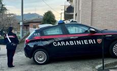 L’amico non lo invita in piscina e lui lo minaccia con coltello: arrestato dai carabinieri

 