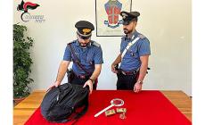 Arrivano le gazzelle, fuggi fuggi dal parco Ducale: bloccati in via Kennedy,  e nel cespuglio spunta uno zaino pieno di hashish