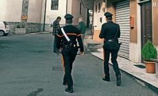 Si perde nei boschi, passa la notte su un albero e la mattina riparte e  bussa alle porte della caserma