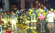 Autobus precipita da una via sopraelevata a Mestre e prende fuoco. Ci sono 21 morti. Zaia: "Tra le vittime minori  (due bambini) e turisti stranieri"