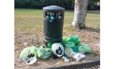 Rifiuti abbandonati al parco Falcone e Borsellino