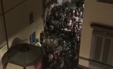 Cori in strada a notte fonda alla movida in via Farini - Video 