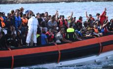 Coppia di bolognesi salva barca con 27 migranti a Lampedusa
