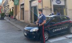 Tenta di rapinare un ragazzo in una via del centro minacciandolo con un coltello: arrestato 