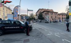 Semina il panico in Oltretorrente con un coltello da cucina: denunciato 30enne nigeriano
