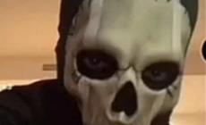 Tiktoker con oltre centomila follower si suicida in diretta.  Spunta l'ombra del cyberbullismo.  Aperto un fascicolo