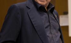 Il silenzio totale che isola il ricordo di Berlusconi