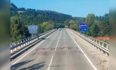 Tifosi della Reggiana insultano Parma sull'asfalto del ponte. Ma dopo il daspo il caso &egrave; archiviato: la scritta &egrave; in territorio oltr'Enza