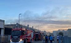 A fuoco un camion nella zona artigianale di Soragna: colonna di fumo visibile da chilometri. Fiamme spente