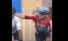 Ciclista perde le staffe e tira uno schiaffo all'avversario in volata - Video