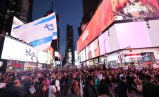 A New York migliaia in piazza per chiedere il rilascio dei prigionieri a Gaza. Hamas libera due donne americane - Foto Video 