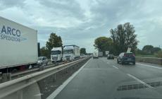 Tangenziale,  scontro tra un 'auto e un camion: traffico bloccato