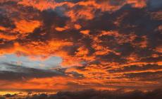 "Cielo di Parma stasera!": tramonto di fuoco, la foto di un lettore 