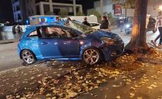Spaventoso incidente in serata in via Emilio Lepido. Coinvolte due automobili