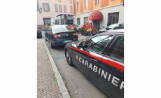 Vive nella Bassa e ha 39 anni la donna ferita.  L'uomo, un 45enne armato di un coltello da cucina. Indagini dei carabinieri