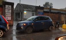 Parcheggia davanti all'Anmic e se ne va: uffici costretti ad aprire in ritardo
