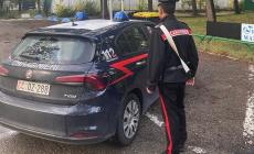 Volano bottiglie, sedie e tavolini nella rissa: 5 giovani denunciati