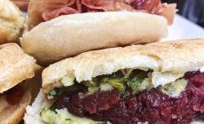 Quella vegetariana o con il salume: ecco sua maestà la tigella da Mama Bottega & piaceri 
