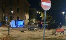 Viale Vittoria, auto si ribalta nella notte: un ferito