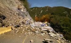 Crollano massi sulla strada ad Armorano: chiusa la provinciale 15 di Calestano: le foto impressionanti