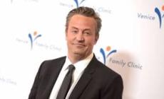 Tre arresti per la morte dell'attore Matthew Perry, star di Friends: sono l'assistente personale e due medici 