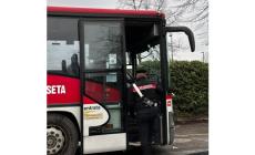 Minaccia e cerca aggredire l'autista del bus: denunciato dai carabinieri
