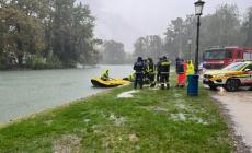 Trovato il cadavere di una donna nel laghetto del parco Ducale- Foto e video del recupero